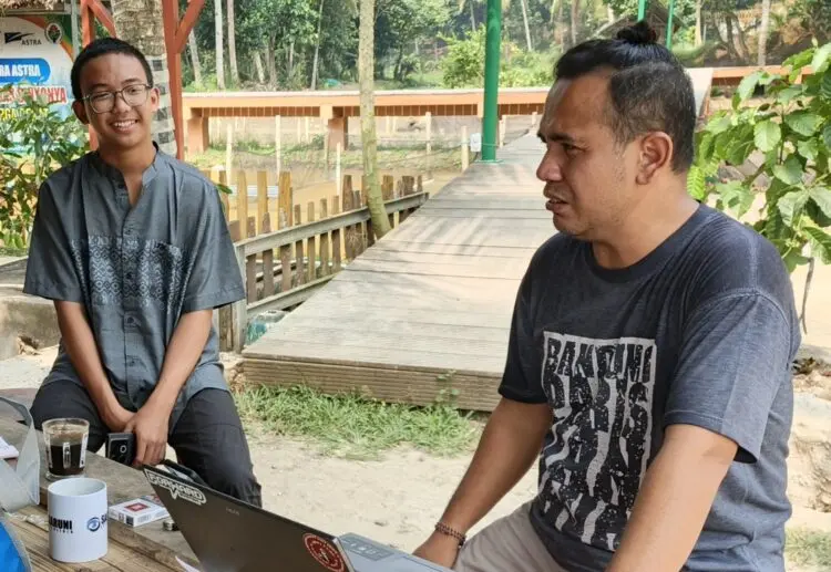 DISKUSI -- Kades Bandung, Kecamatan Banjar, Kabupaten Pandeglang, Wahyu Kusnadihardja, berdiskusi dengan seorang siswa SLTA asal Pandeglang, beberapa waktu lalu. (DOKUMEN/SATELITNEWS.COM)