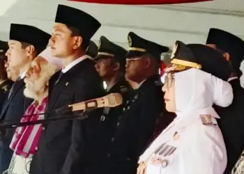 INSPEKTUR UPACARA - Bupati Pandeglang Raden Dewi Setiani, selaku inspektur upacara peringatan HUT Ke-81 Kemerdekaan RI, Senin (17/8/2026). (MARDIANA/SATELITNEWS.COM)