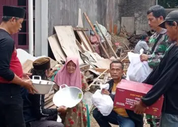 MENERIMA BANTUAN -- Pasca rumahnya ambruk, Nenek Sanawiah (61) warga Kampung Sukarame, Desa Pamarayan, Kecamatan Jiput, Kabupaten Pandeglang, menerima bantuan kedaruratan dari pihak terkait dan relawan kemanusiaan. (ISTIMEWA)