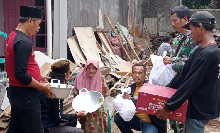 MENERIMA BANTUAN -- Pasca rumahnya ambruk, Nenek Sanawiah (61) warga Kampung Sukarame, Desa Pamarayan, Kecamatan Jiput, Kabupaten Pandeglang, menerima bantuan kedaruratan dari pihak terkait dan relawan kemanusiaan. (ISTIMEWA)