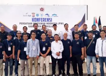FOTO BERSAMA -- Jajaran anggota PWI Kabupaten Pandeglang, berfoto bersama dengan jajaran PWI Provinsi Banten, usai menggelar Konferensi PWI Kabupaten Pandeglang, Jumat (28/8/2026). (ISTIMEWA)