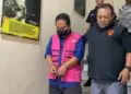 Jadi Tersangka Korupsi Sewa Pesawat Rp5,49 Miliar, Eks VP PT APK Diborgol dan Pakai Rompi Pink dari Kejari Kota Tangerang