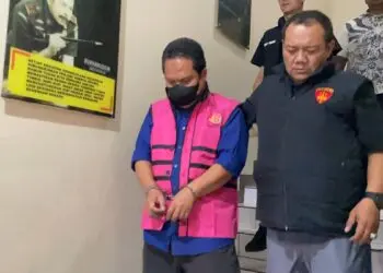Jadi Tersangka Korupsi Sewa Pesawat Rp5,49 Miliar, Eks VP PT APK Diborgol dan Pakai Rompi Pink dari Kejari Kota Tangerang