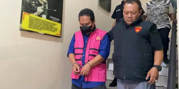 Jadi Tersangka Korupsi Sewa Pesawat Rp5,49 Miliar, Eks VP PT APK Diborgol dan Pakai Rompi Pink dari Kejari Kota Tangerang