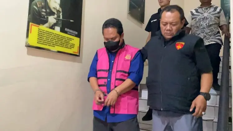 Jadi Tersangka Korupsi Sewa Pesawat Rp5,49 Miliar, Eks VP PT APK Diborgol dan Pakai Rompi Pink dari Kejari Kota Tangerang