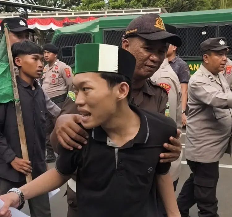 Desak Usut Dugaan Jual Beli Titik Dapur SPPG, Massa Nyaris Adu Jotos dengan Petugas Kejari Lebak