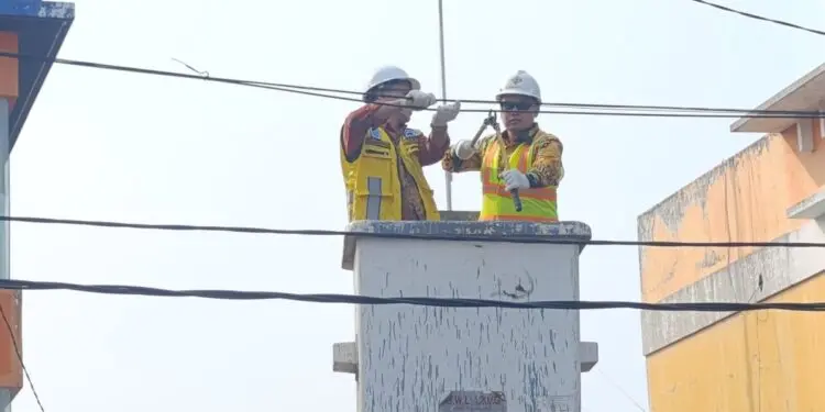 Provider Membandel, Kabel Udara di Ciputat Timur Ditertibkan