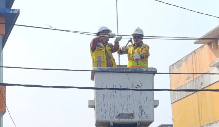 Provider Membandel, Kabel Udara di Ciputat Timur Ditertibkan