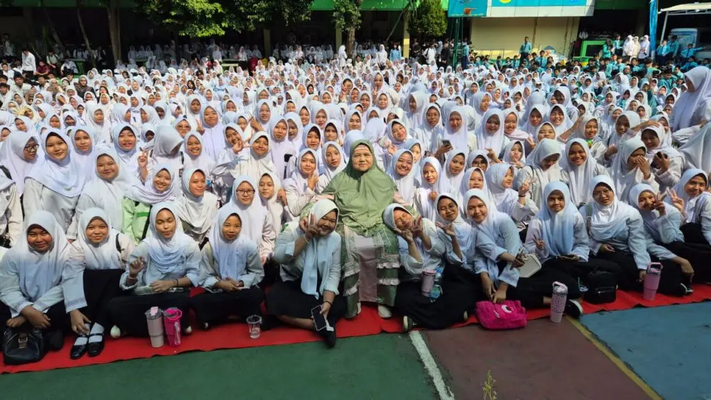 Berikan Tausiah Untuk Gen Z, Mamah Dedeh Jadi Idola Baru Pada Acara Maulid Nabi Muhammad SAW di SMK Pustek Serpong