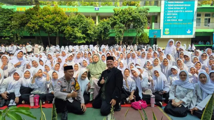 Berikan Tausiah Untuk Gen Z, Mamah Dedeh Jadi Idola Baru Pada Acara Maulid Nabi Muhammad SAW di SMK Pustek Serpong