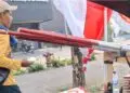 Rakyat Memberi Bagikan Makanan Gratis untuk Penjual Bendera di Tangerang