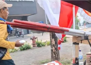 Rakyat Memberi Bagikan Makanan Gratis untuk Penjual Bendera di Tangerang