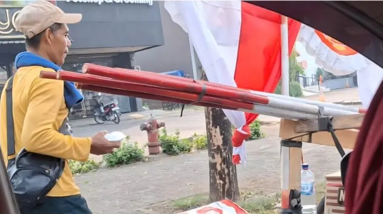 Rakyat Memberi Bagikan Makanan Gratis untuk Penjual Bendera di Tangerang