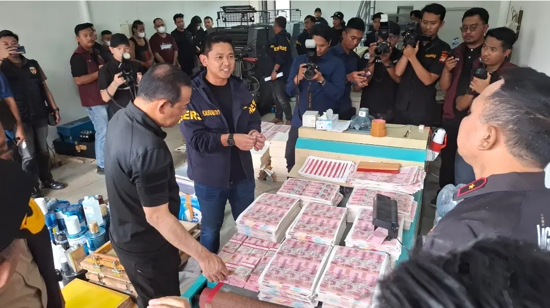 Pabrik Uang Palsu Rp36 Miliar Digerebek di Tangsel, Polisi Amankan 360 Ribu Lembar