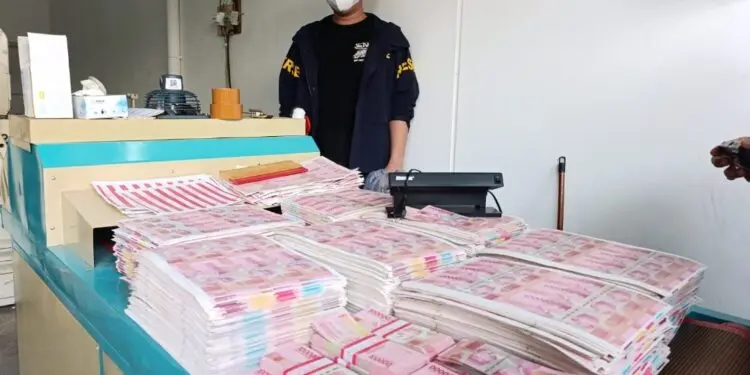 Pabrik Uang Palsu Rp36 Miliar Digerebek di Tangsel, Polisi Amankan 360 Ribu Lembar