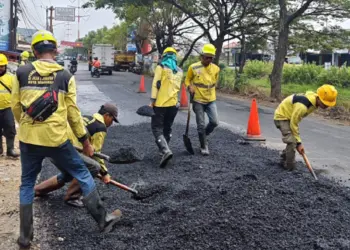 Lubang di Jalan Raya Cadas Periuk Selesai Ditambal