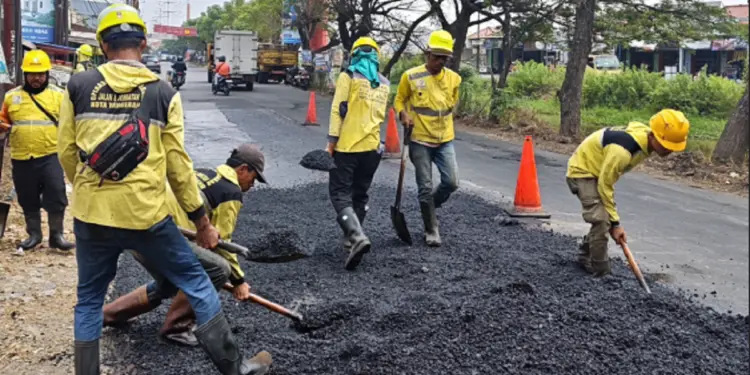 Lubang di Jalan Raya Cadas Periuk Selesai Ditambal