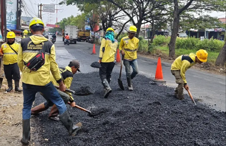 Lubang di Jalan Raya Cadas Periuk Selesai Ditambal