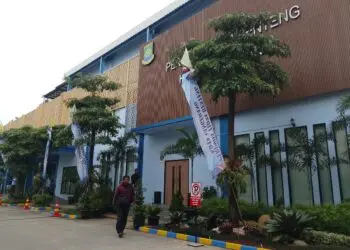 Perumda Tirta Benteng Kota Tangerang Keruk Sedimentasi Intake Cisadane