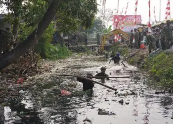 175 Personel Bersihkan Sungai Sindang Jaya Tangerang, Gotong Royong Sambut HUT RI