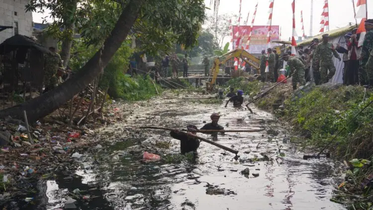 175 Personel Bersihkan Sungai Sindang Jaya Tangerang, Gotong Royong Sambut HUT RI