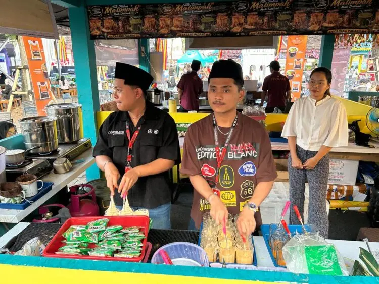 Teh Talua Malimpah Mak Datuak, Minuman Tradisional Minang yang Kini Digandrungi Anak Muda