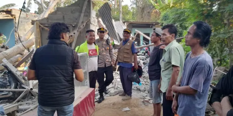 Pohon Tumbang Timpa Rumah di Teluknaga, Remaja Putri Tewas dan Dua Anak Luka-luka