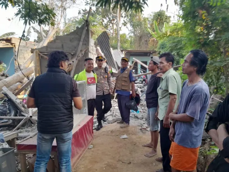 Pohon Tumbang Timpa Rumah di Teluknaga, Remaja Putri Tewas dan Dua Anak Luka-luka