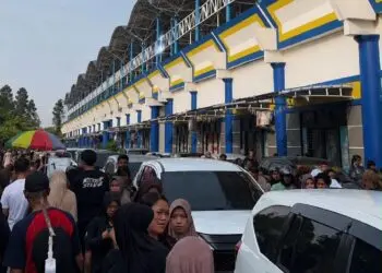 Hari Pertama Palang Parkir Otomatis, Pengunjung Stadion Benteng Reborn Terjebak Antrean