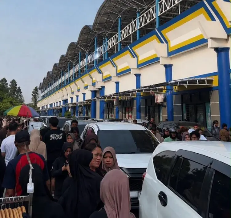 Hari Pertama Palang Parkir Otomatis, Pengunjung Stadion Benteng Reborn Terjebak Antrean
