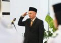Camat Larangan H. Nasrullah, S.E., M.A.P dalam kegiatan pengukuhan Paskibra di Gedung Silungkang, Kelurahan Larangan Indah, pada Jumat (14/8/2026). (ISTIMEWA)