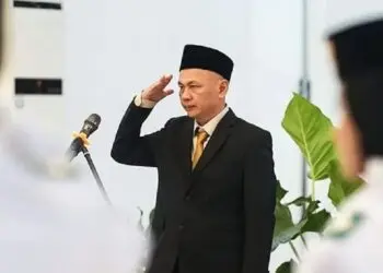 Camat Larangan H. Nasrullah, S.E., M.A.P dalam kegiatan pengukuhan Paskibra di Gedung Silungkang, Kelurahan Larangan Indah, pada Jumat (14/8/2026). (ISTIMEWA)