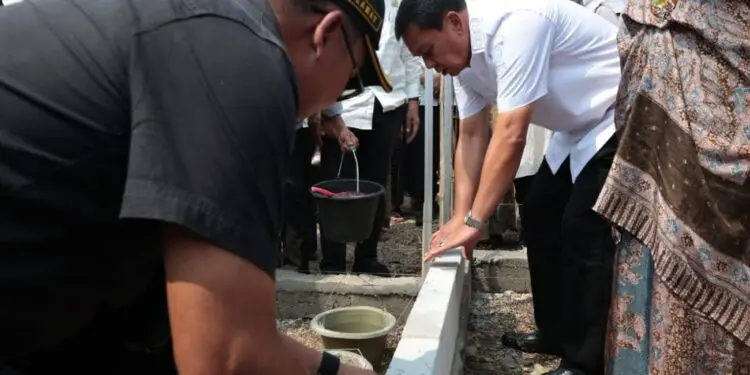 Empat Rumah di Sindang Jaya Mulai Dibedah, Bupati Tangerang Letakkan Batu Pertama