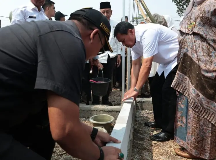 Empat Rumah di Sindang Jaya Mulai Dibedah, Bupati Tangerang Letakkan Batu Pertama
