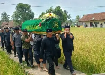 Dedi Mulyadi Hadiri Pemakaman Kanaya Whu, Ikut Gotong Keranda Jenazah Vokalis MK9