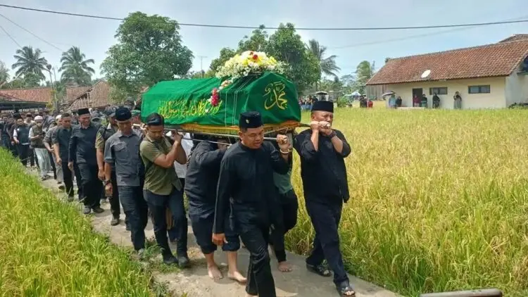 Dedi Mulyadi Hadiri Pemakaman Kanaya Whu, Ikut Gotong Keranda Jenazah Vokalis MK9