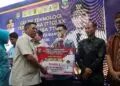 TEKNOLOGI TEPAT GUNA: Gubernur Banten Andra Soni secara simbolis memberikan hadiah juara pertama kategori Produk Unggulan Teknologi Tepat Guna kepada perwakilan pemuda-pemudi Desa Curug Sangereng, Kecamatan Curug, Kabupaten Tangerang, yang berhasil menciptakan Genset Mini Portable (GEMPI), Kamis (3/9/2026). (ALFIAN/SATELIT NEWS)