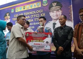 TEKNOLOGI TEPAT GUNA: Gubernur Banten Andra Soni secara simbolis memberikan hadiah juara pertama kategori Produk Unggulan Teknologi Tepat Guna kepada perwakilan pemuda-pemudi Desa Curug Sangereng, Kecamatan Curug, Kabupaten Tangerang, yang berhasil menciptakan Genset Mini Portable (GEMPI), Kamis (3/9/2026). (ALFIAN/SATELIT NEWS)