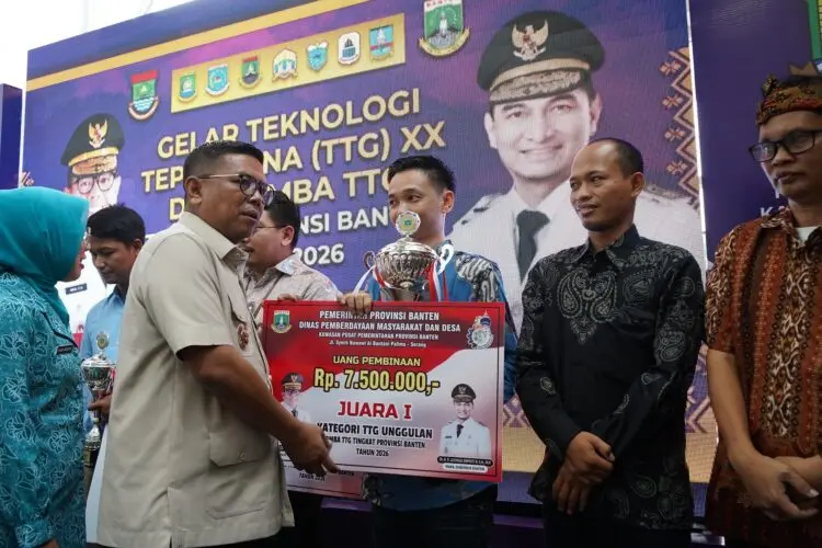 TEKNOLOGI TEPAT GUNA: Gubernur Banten Andra Soni secara simbolis memberikan hadiah juara pertama kategori Produk Unggulan Teknologi Tepat Guna kepada perwakilan pemuda-pemudi Desa Curug Sangereng, Kecamatan Curug, Kabupaten Tangerang, yang berhasil menciptakan Genset Mini Portable (GEMPI), Kamis (3/9/2026). (ALFIAN/SATELIT NEWS)
