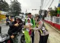 BERBAGI -- Sejumlah Polwan jajaran Polres Pandeglang, berbagi hampers kepada pengguna jalan, dalam rangka HUT Polwan Ke-78. (ISTIMEWA)
