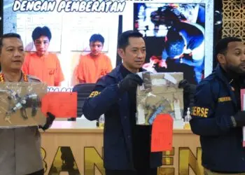 MENUNJUKKAN BARANG BUKTI : Dirreskrimum Polda Banten Kombespol Dian Setyawan (tengah) menunjukkan barang bukti pencurian kendaraan roda empat. (ISTIMEWA)