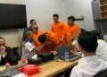 BERSALAMAN : Empat tersangka dan korban pengeroyokan serta penculikan, bersalaman di Mapolda Banten, setelah bersepakat melakukan Restorative Justice. (ISTIMEWA)
