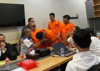BERSALAMAN : Empat tersangka dan korban pengeroyokan serta penculikan, bersalaman di Mapolda Banten, setelah bersepakat melakukan Restorative Justice. (ISTIMEWA)