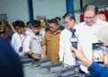 MELIHAT PELATIHAN VOKASI : Menko Perekonomian Airlangga Hartarto (kanan), bersama Menteri Ketenagakerjaan RI Yassierli (dua dari kanan), menyaksikan pelatihan Vokasi di Balai Besar Pelatihan Vokasi dan Produktivitas (BBPVP) Serang, Selasa (1/9/2026). (ISTIMEWA)