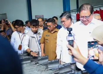 MELIHAT PELATIHAN VOKASI : Menko Perekonomian Airlangga Hartarto (kanan), bersama Menteri Ketenagakerjaan RI Yassierli (dua dari kanan), menyaksikan pelatihan Vokasi di Balai Besar Pelatihan Vokasi dan Produktivitas (BBPVP) Serang, Selasa (1/9/2026). (ISTIMEWA)