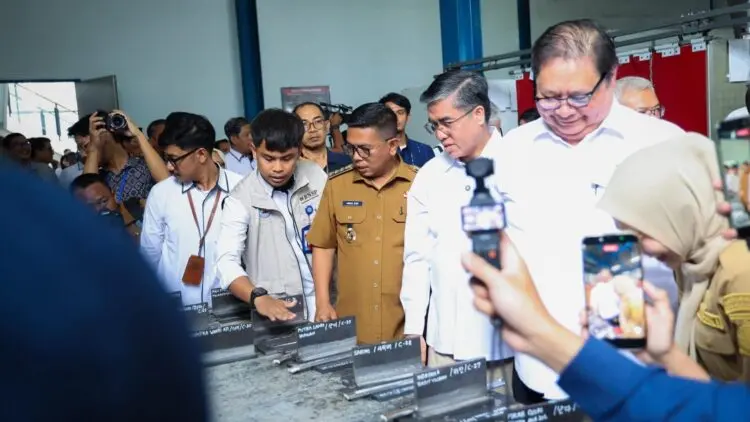 MELIHAT PELATIHAN VOKASI : Menko Perekonomian Airlangga Hartarto (kanan), bersama Menteri Ketenagakerjaan RI Yassierli (dua dari kanan), menyaksikan pelatihan Vokasi di Balai Besar Pelatihan Vokasi dan Produktivitas (BBPVP) Serang, Selasa (1/9/2026). (ISTIMEWA)