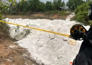 MEMASANG GARIS POLISI : Personel KBR Satbrimob Polda Banten memasang garis polisi atau police line di area persawahan Kampung Bayur, Desa Nambo Udik, Kecamatan Cikande, Kabupaten Serang. (ISTIMEWA)