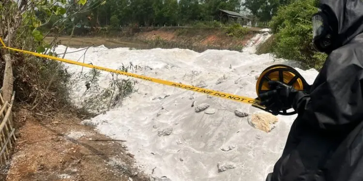 MEMASANG GARIS POLISI : Personel KBR Satbrimob Polda Banten memasang garis polisi atau police line di area persawahan Kampung Bayur, Desa Nambo Udik, Kecamatan Cikande, Kabupaten Serang. (ISTIMEWA)