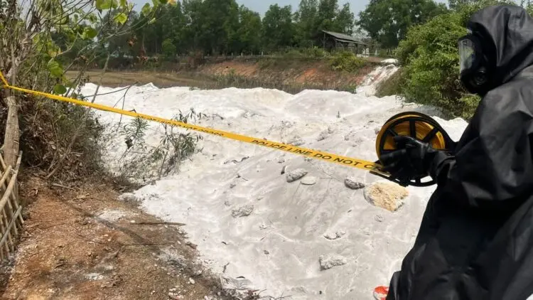 MEMASANG GARIS POLISI : Personel KBR Satbrimob Polda Banten memasang garis polisi atau police line di area persawahan Kampung Bayur, Desa Nambo Udik, Kecamatan Cikande, Kabupaten Serang. (ISTIMEWA)