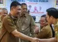 BERSALAMAN : Sekda Banten Deden Apriandhi Hartawan bersalaman usai mengisi acara. Hingga saat ini, Pemprov Banten belum melakukan pembahasan APBD Perubahan tahun anggaran 2026. (ISTIMEWA)